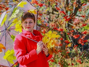Очарованная осенним золотом