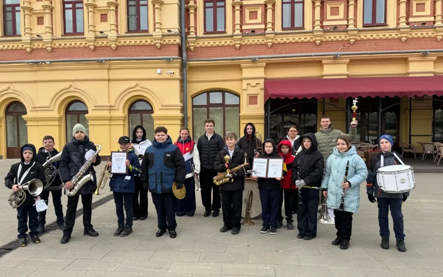 Под звуки духовного оркестра