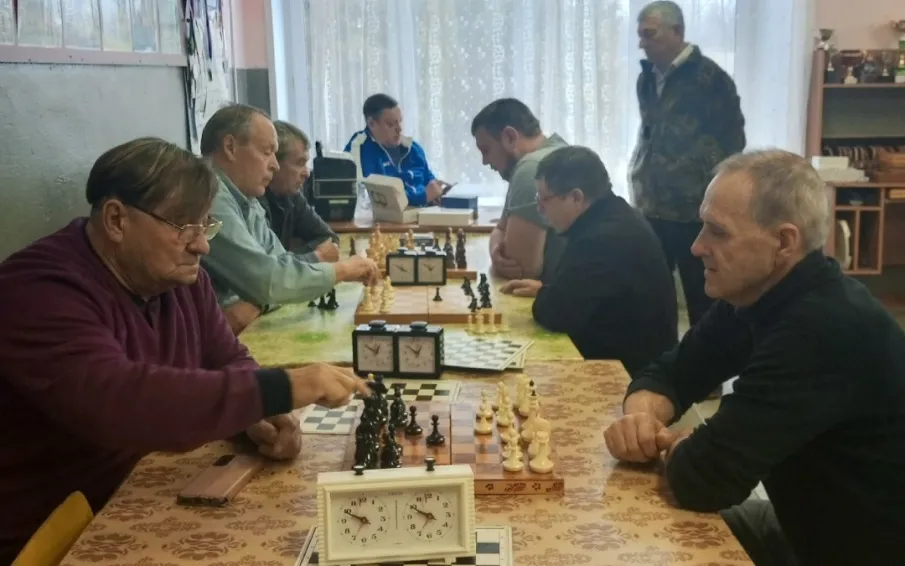 За шахматной доской