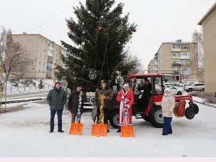 Легких мы путей не ищем и с утра поселок чистим