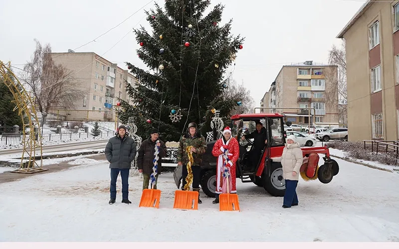 Легких мы путей не ищем и с утра поселок чистим