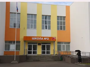 Нам родная школа двери открывает