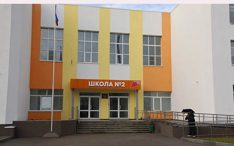 Нам родная школа двери открывает